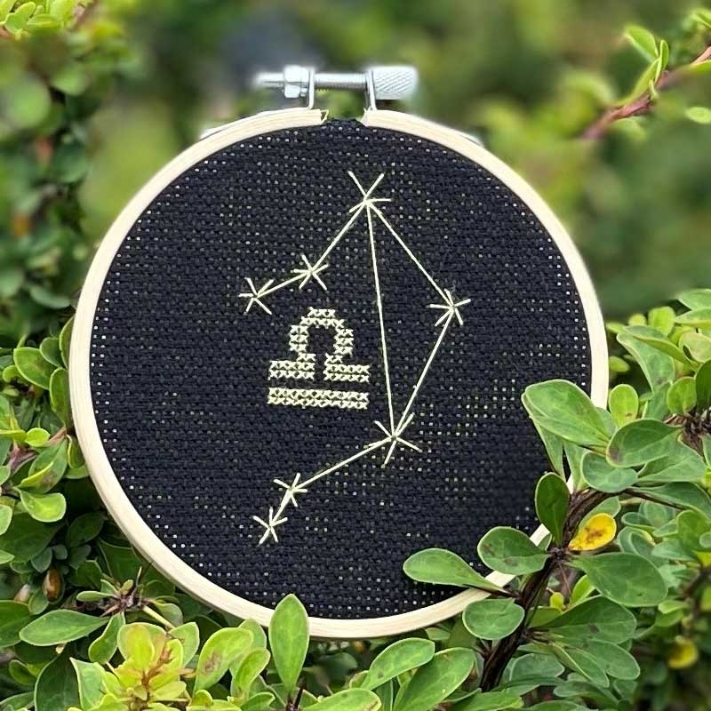 Ръчно изработен медальон със зодиакалния знак на Везни