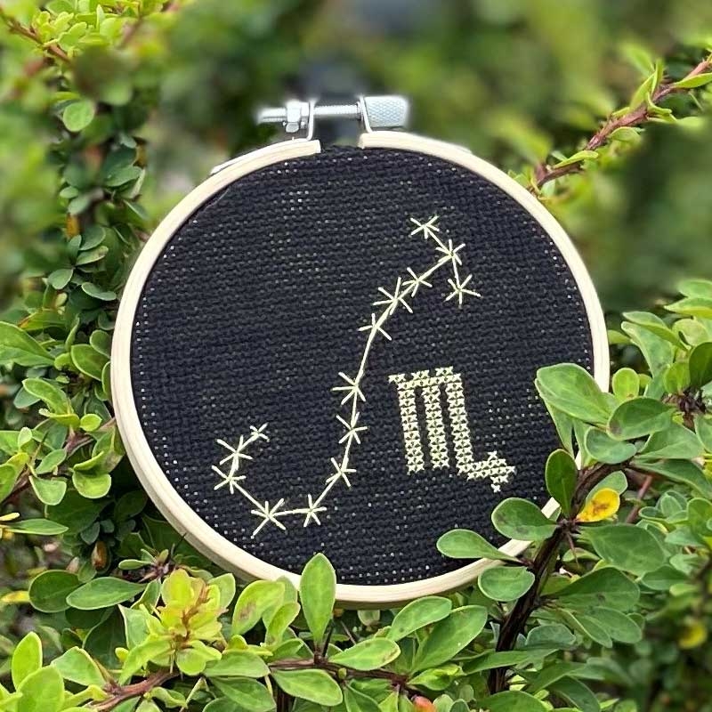 Ръчно изработен медальон със зодиакалния знак на Скорпион