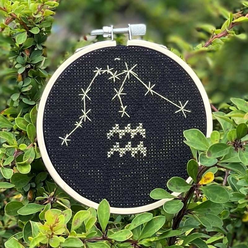 Ръчно изработен медальон със зодиакалния знак на Водолей